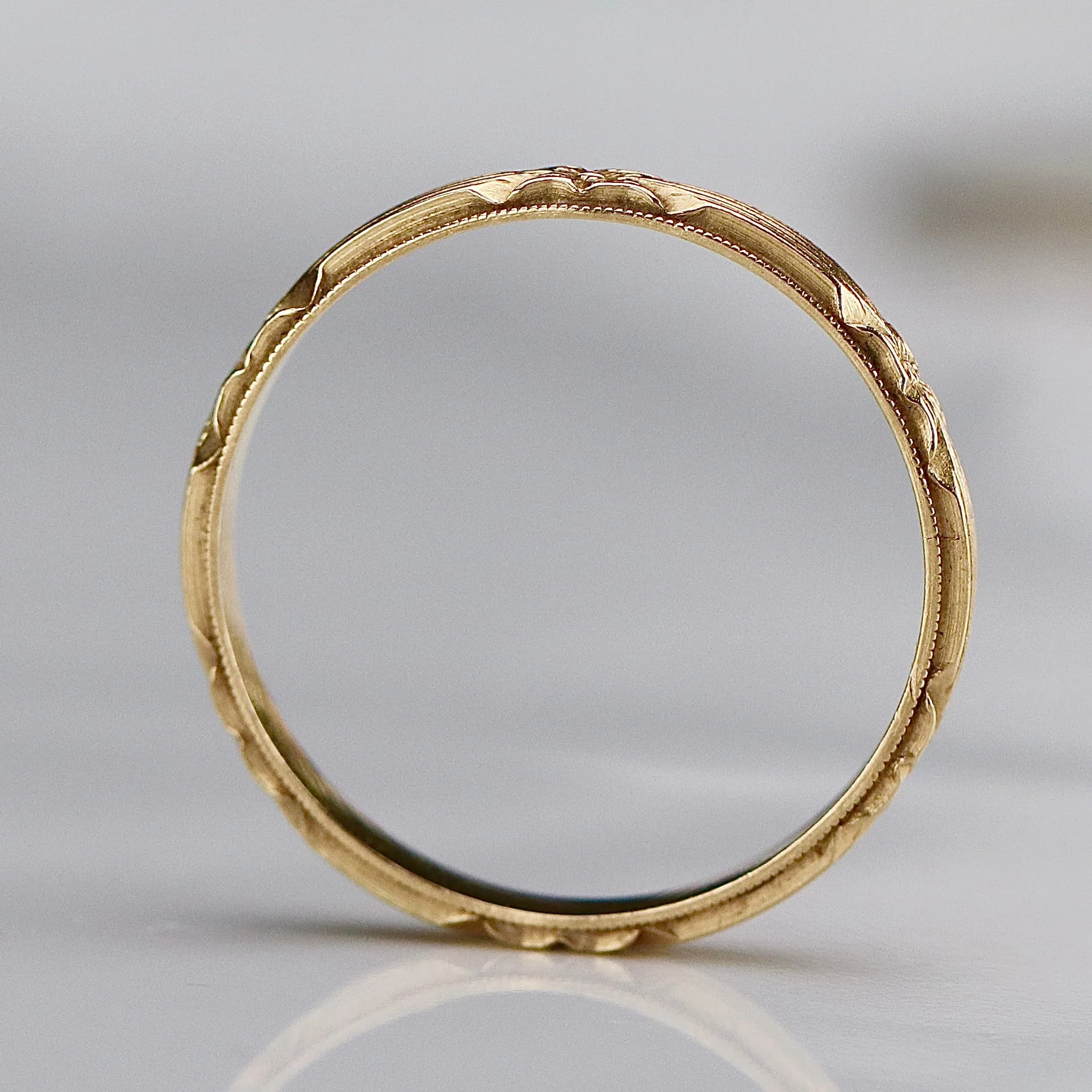 14k yellow gold patterned band in impeccable condition