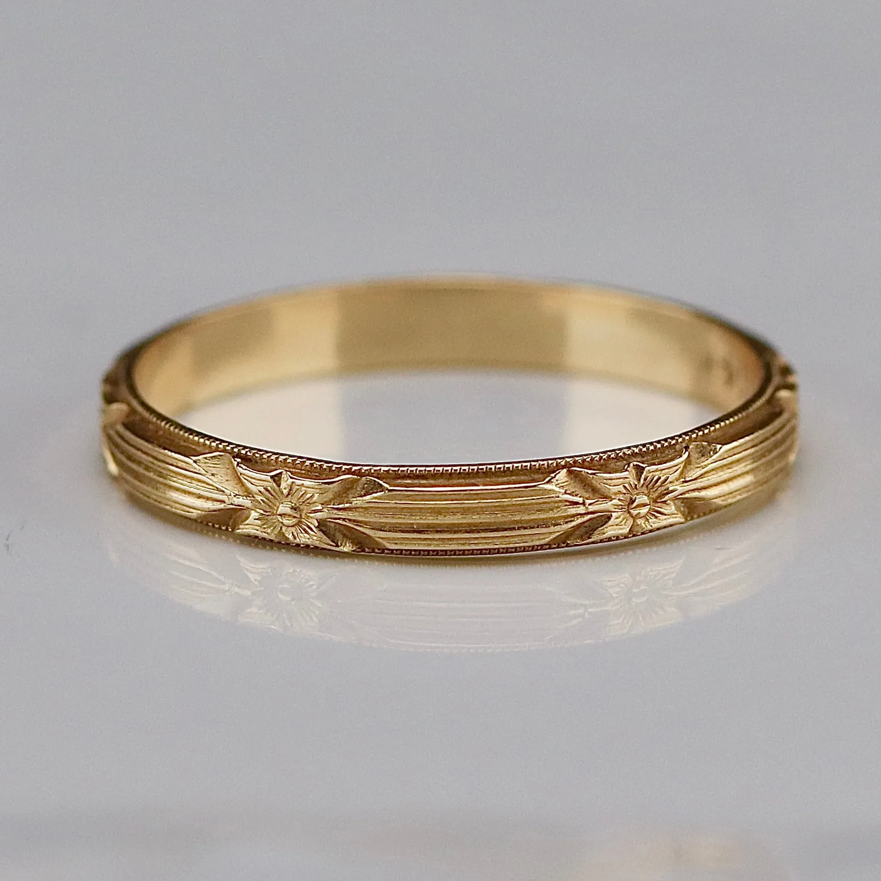 14k yellow gold patterned band in impeccable condition