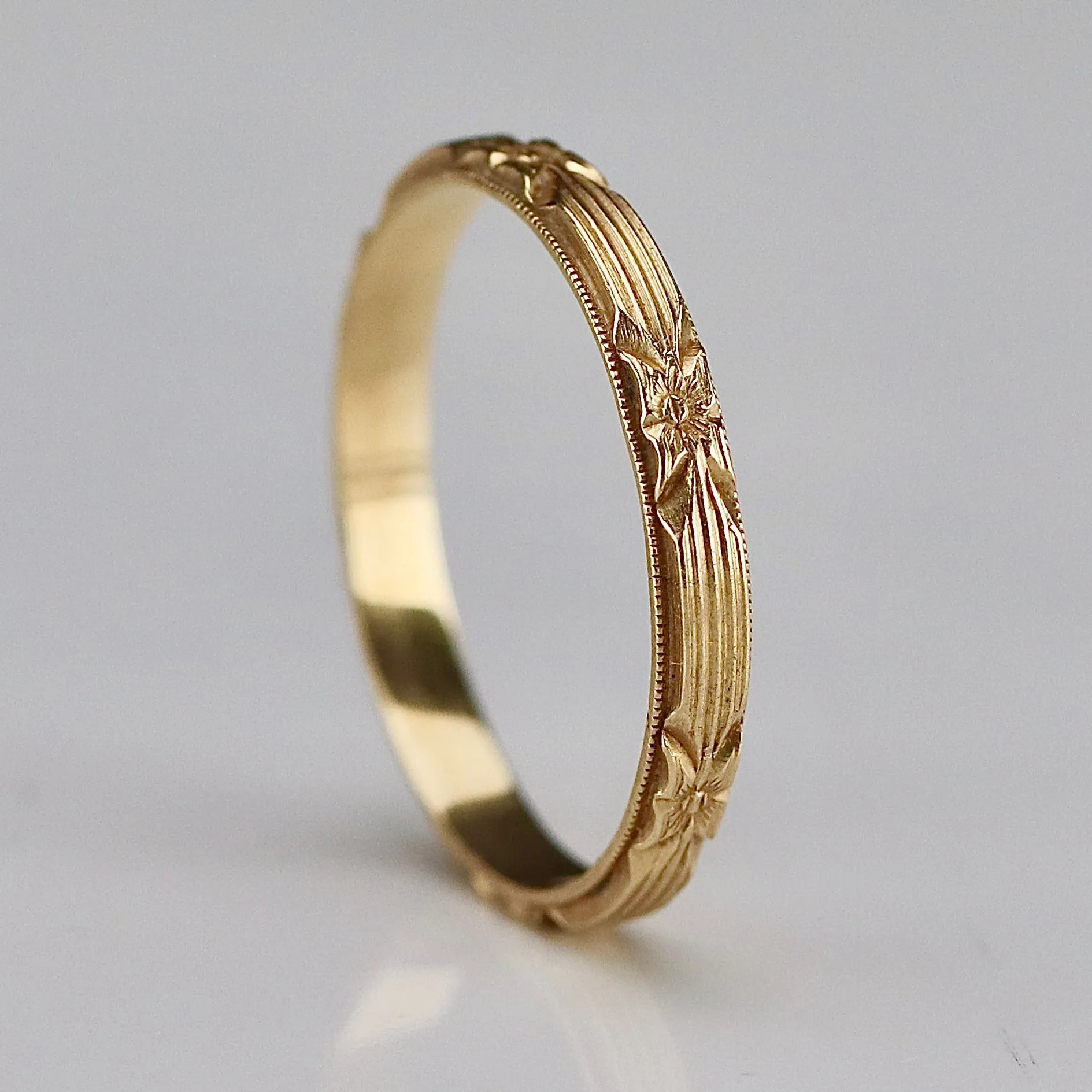 14k yellow gold patterned band in impeccable condition