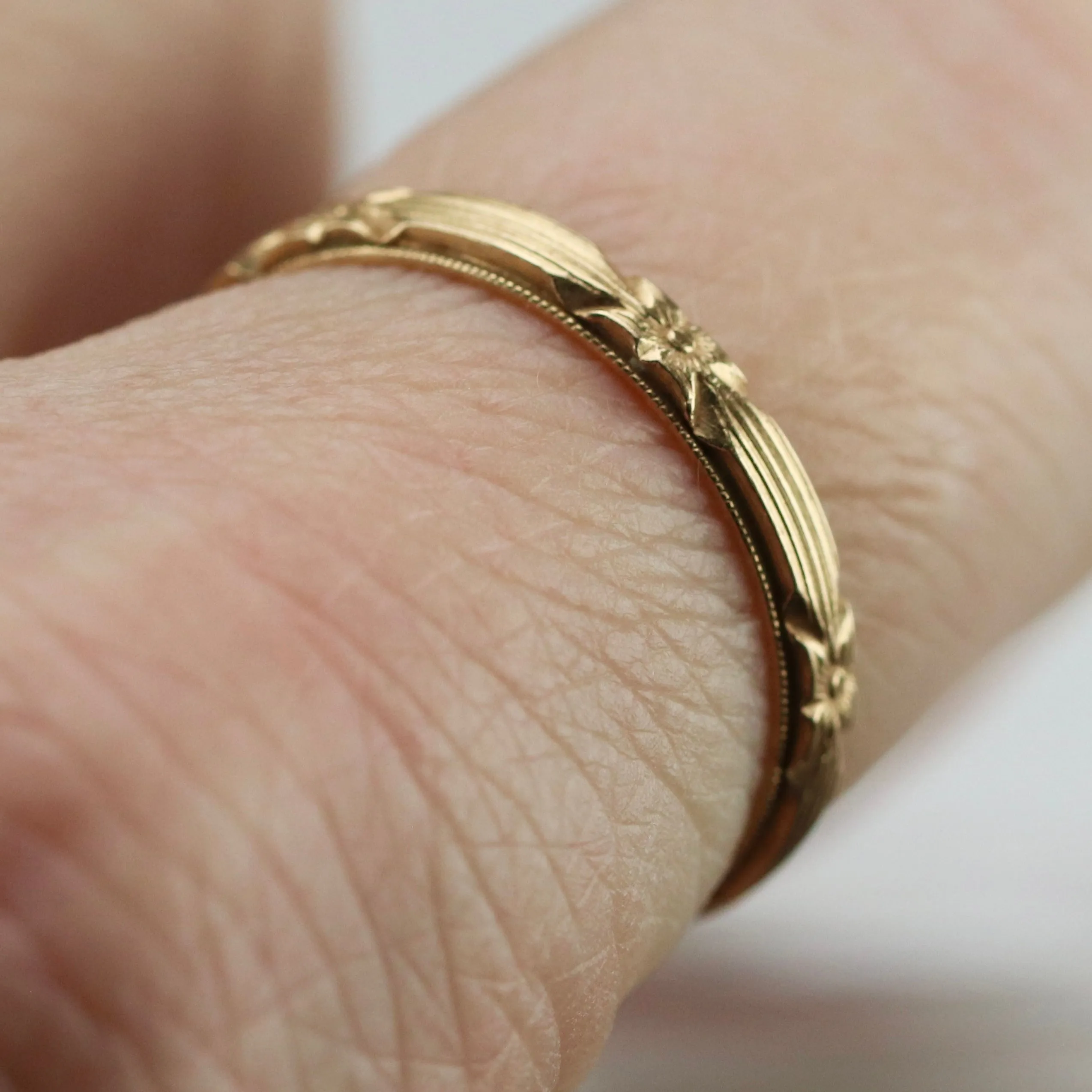 14k yellow gold patterned band in impeccable condition