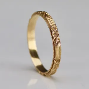 14k yellow gold patterned band in impeccable condition