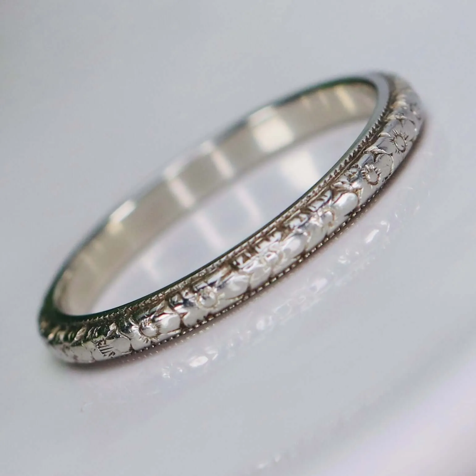 18k white gold orange blossom patterned band