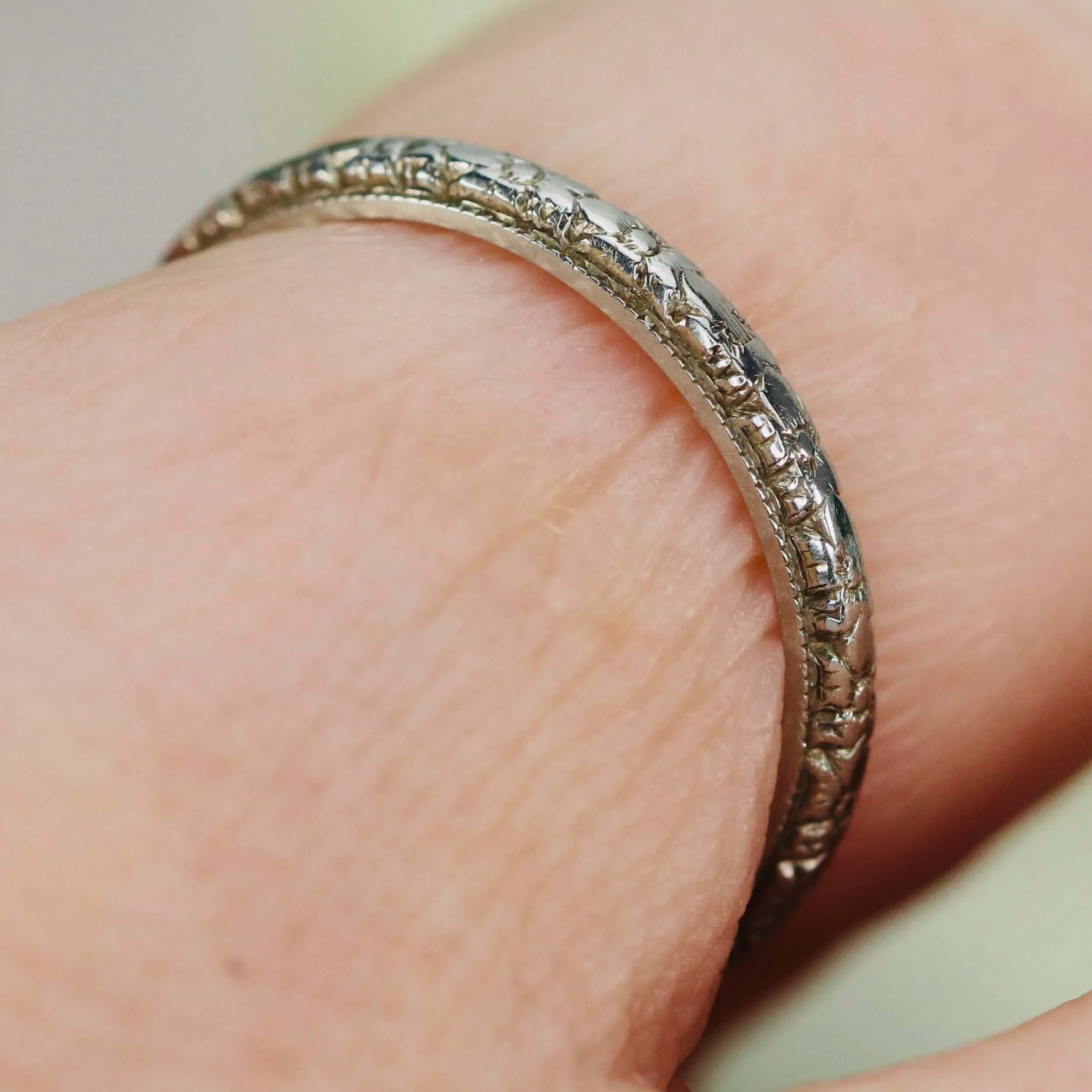 18k white gold orange blossom patterned band
