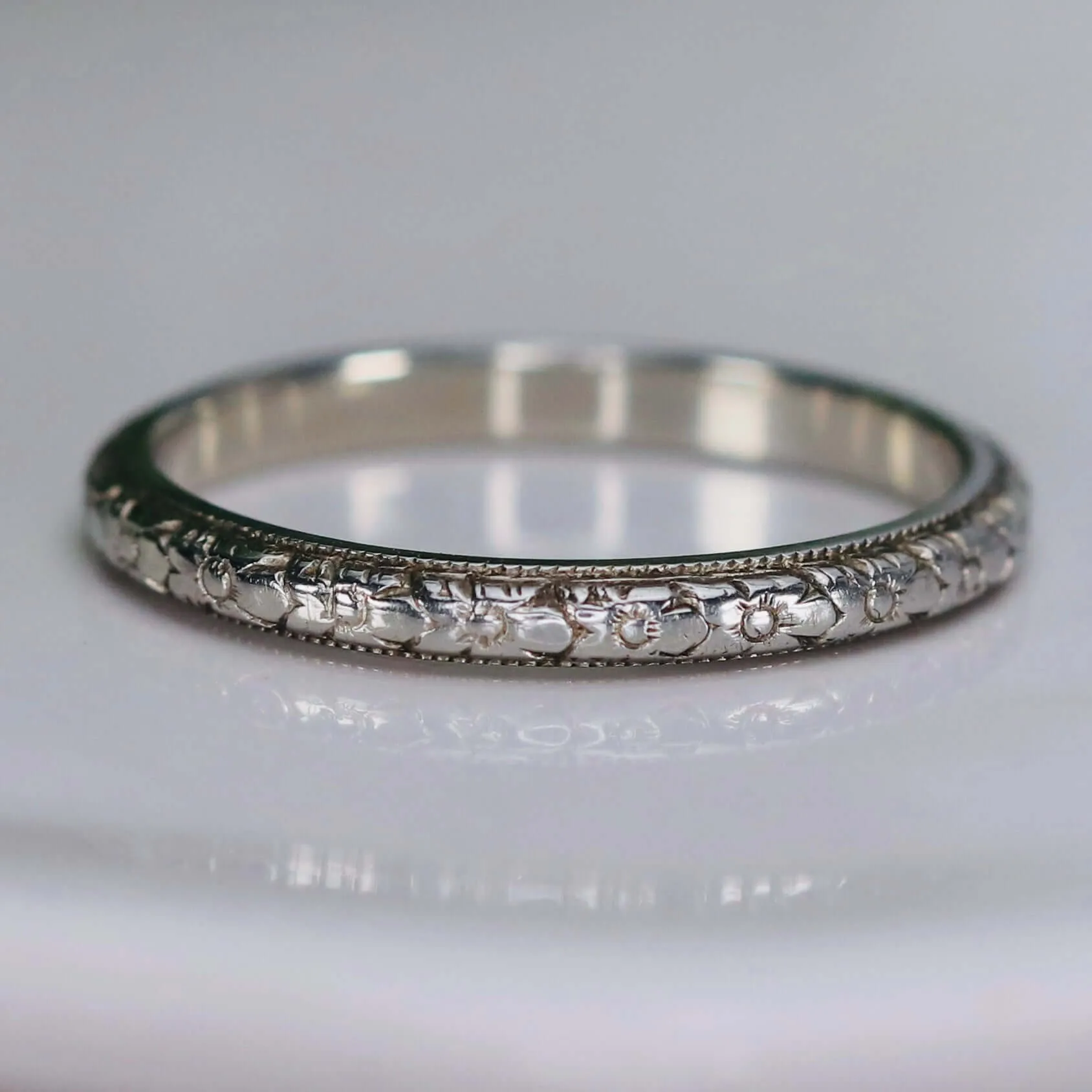 18k white gold orange blossom patterned band