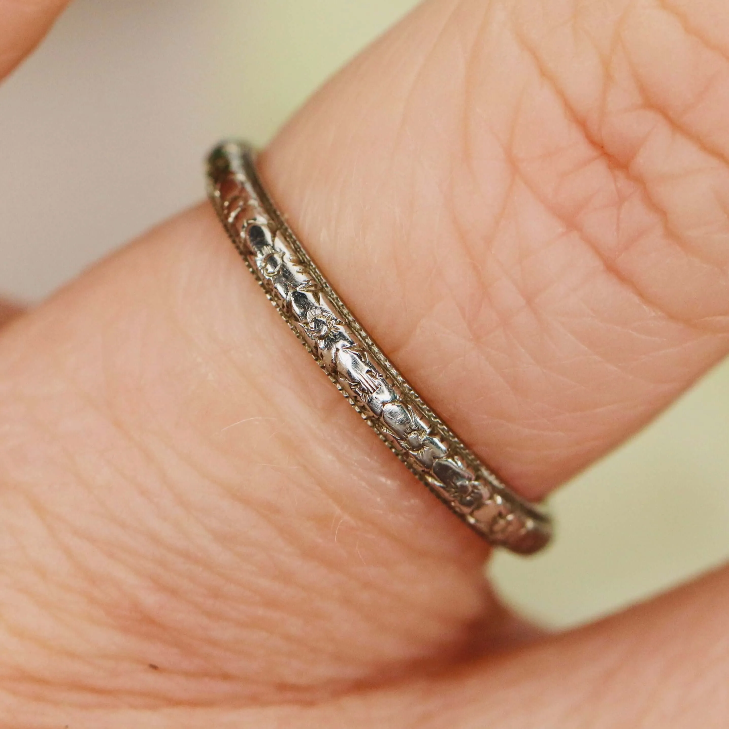 18k white gold orange blossom patterned band