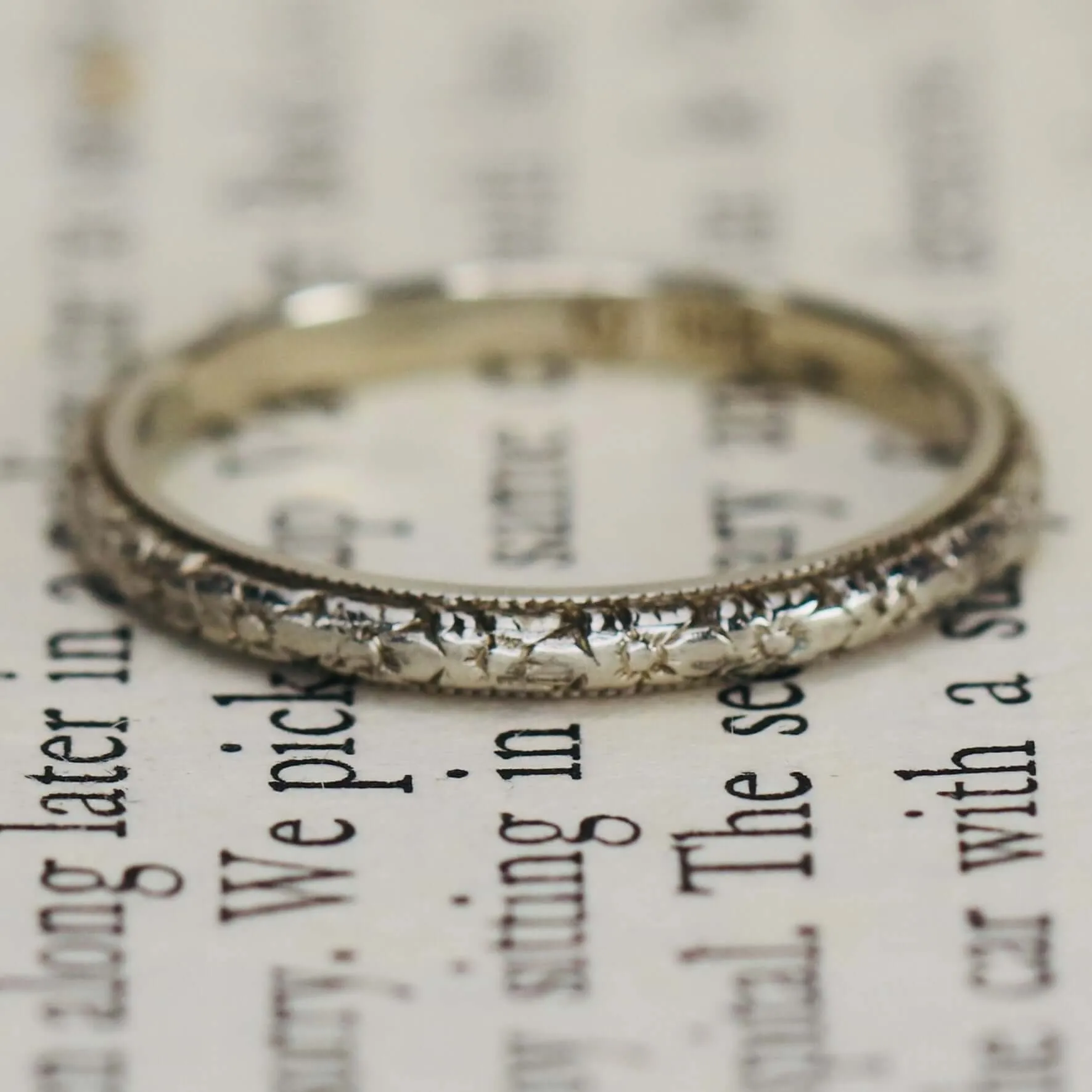 18k white gold orange blossom patterned band