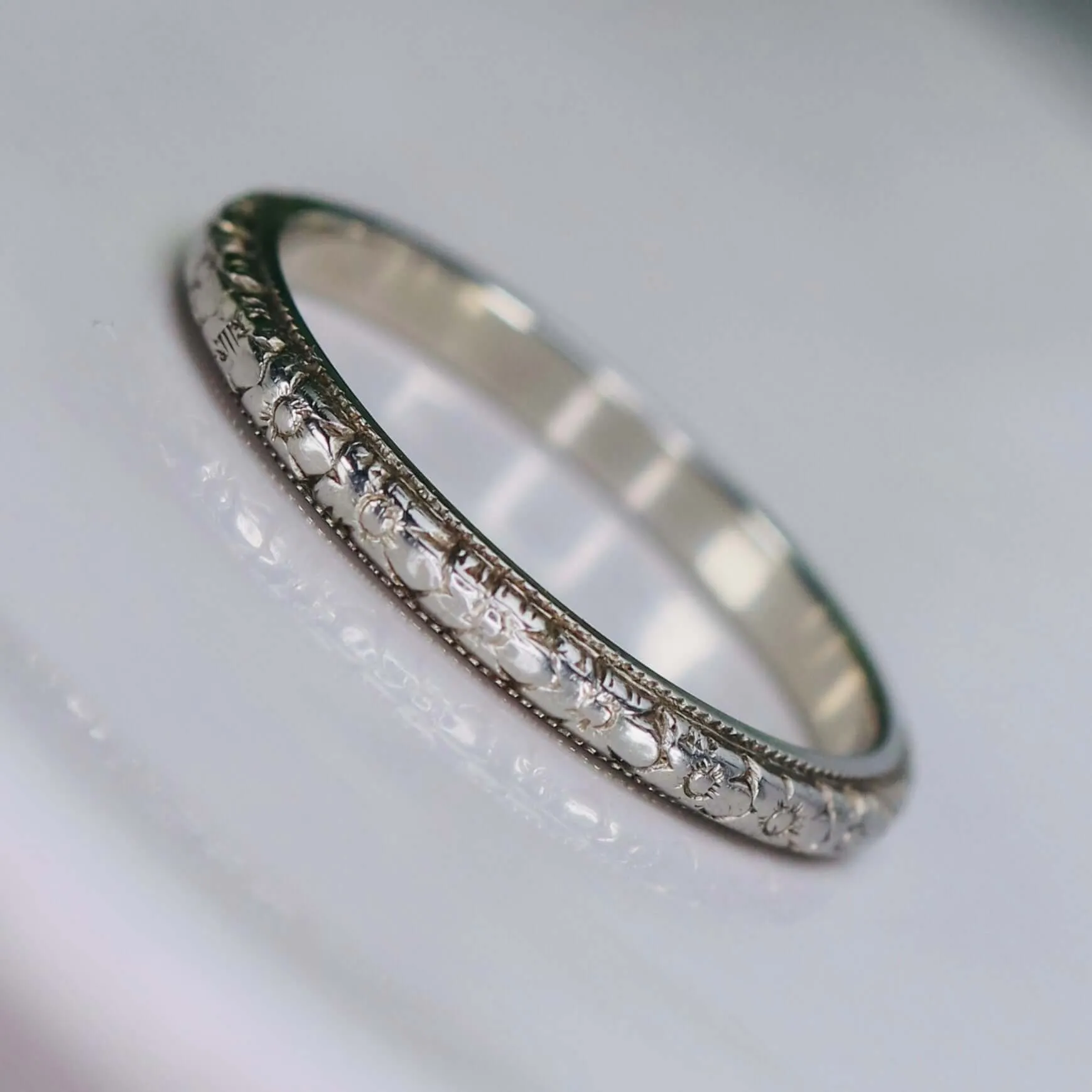 18k white gold orange blossom patterned band