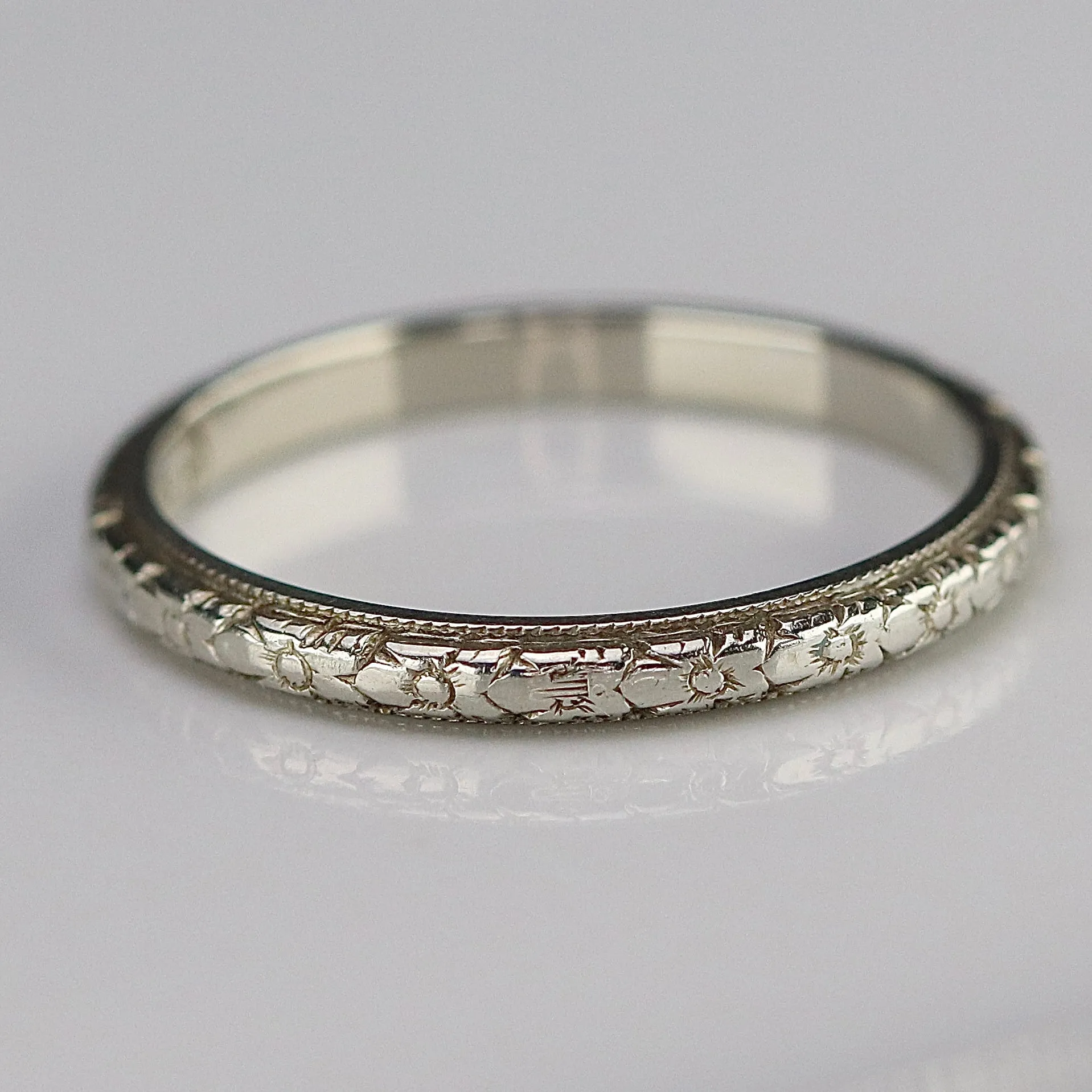 18k white gold orange blossom patterned band