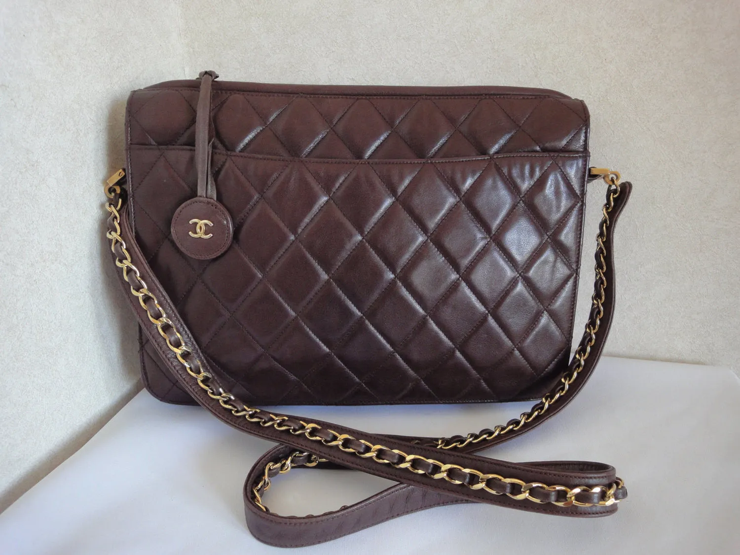80's vintage Chanel dark brown quilted lambskin shoulder bag with CC motif and built-in chain shoulder strap. Rare Chanel purse