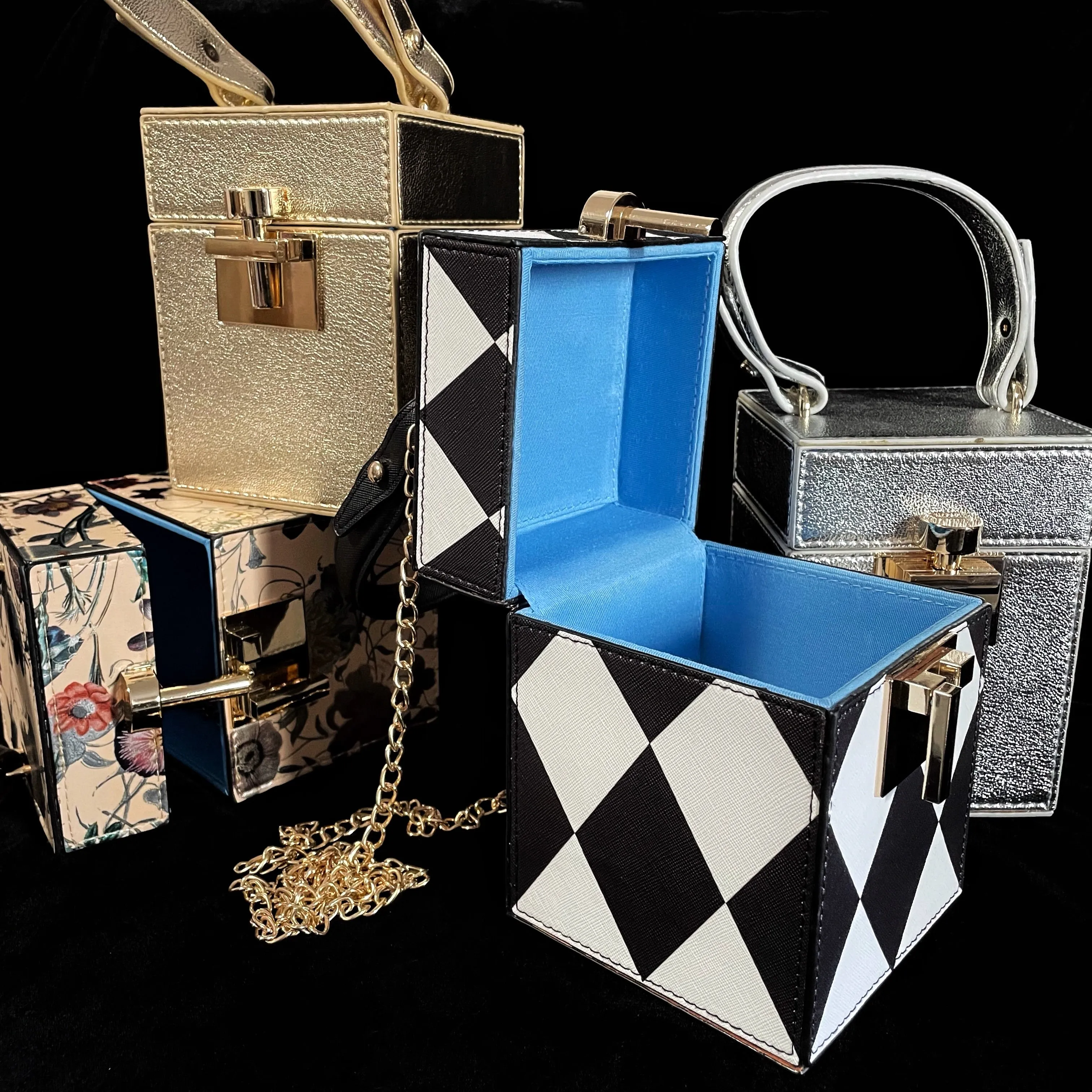 90s STYLE BOX BAG WITH GOLD FITTINGS.