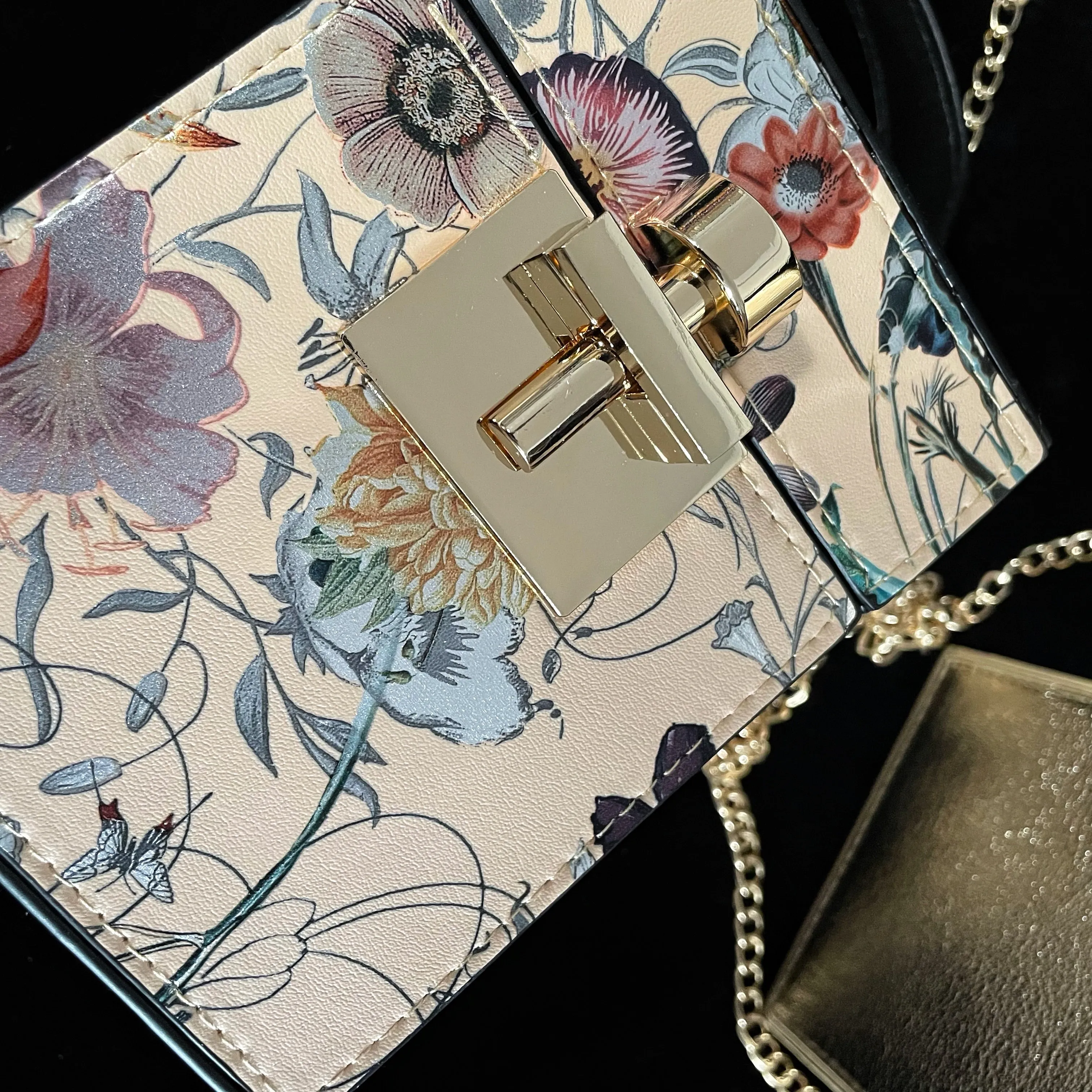 90s STYLE BOX BAG WITH GOLD FITTINGS.