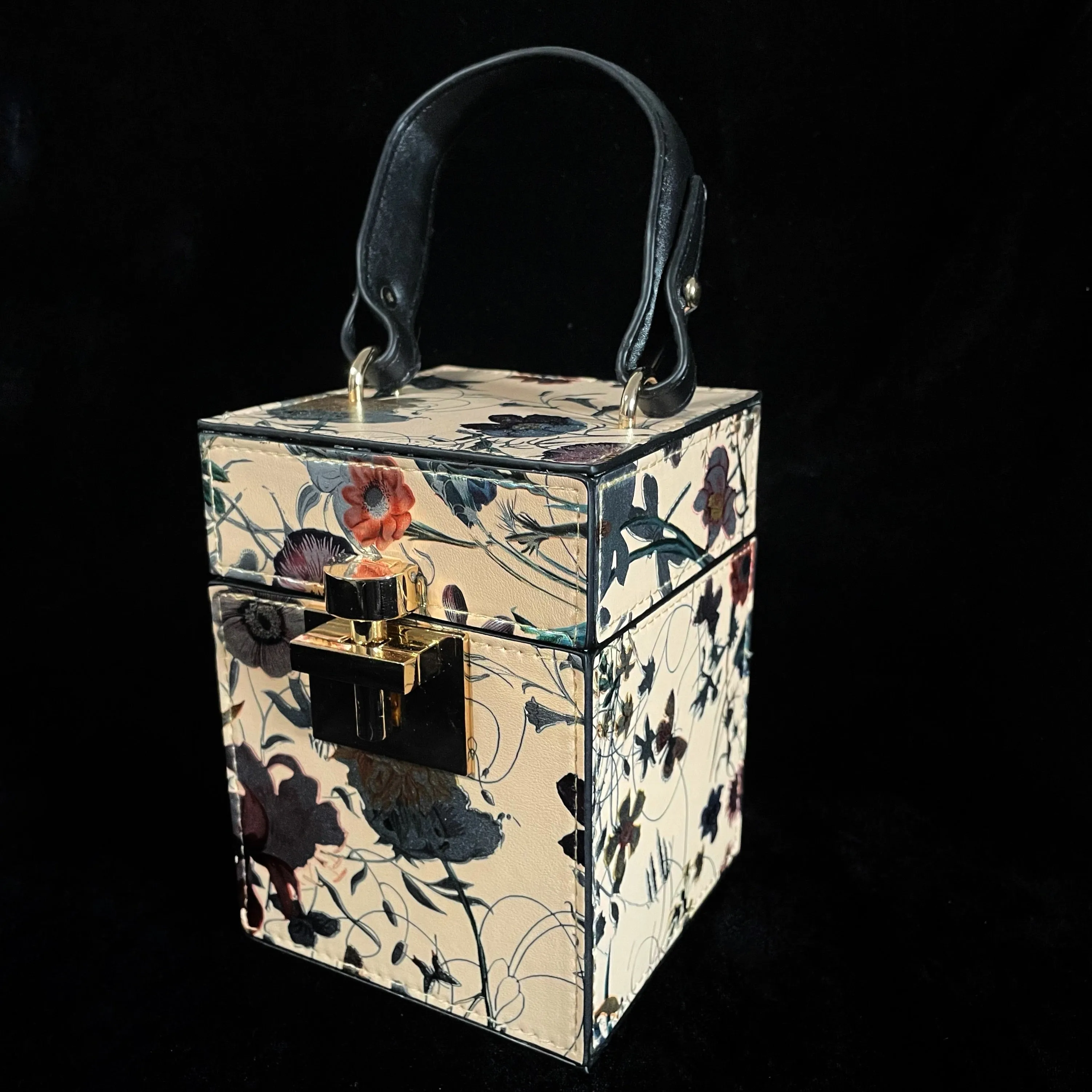 90s STYLE BOX BAG WITH GOLD FITTINGS.