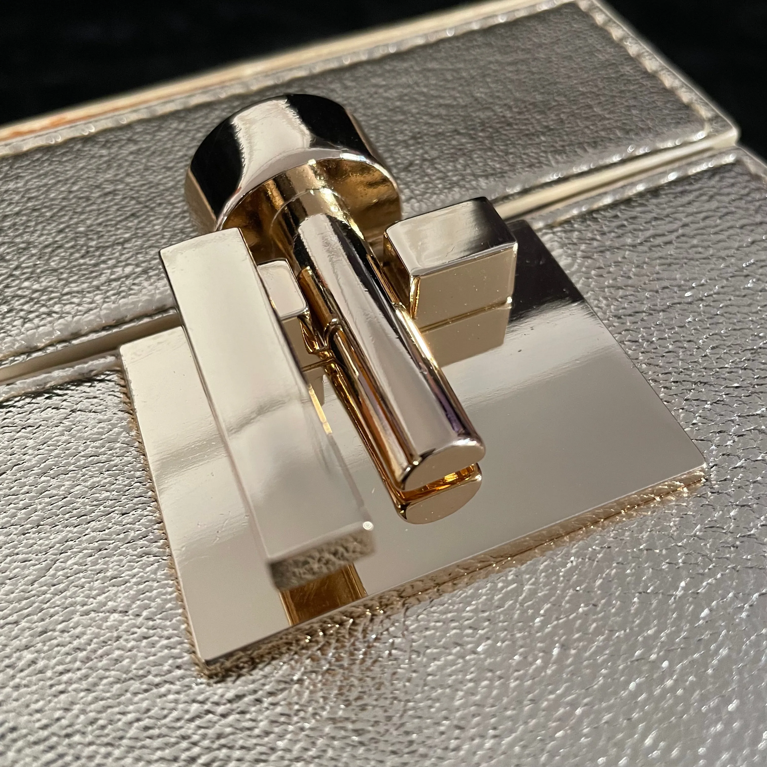 90s STYLE BOX BAG WITH GOLD FITTINGS.
