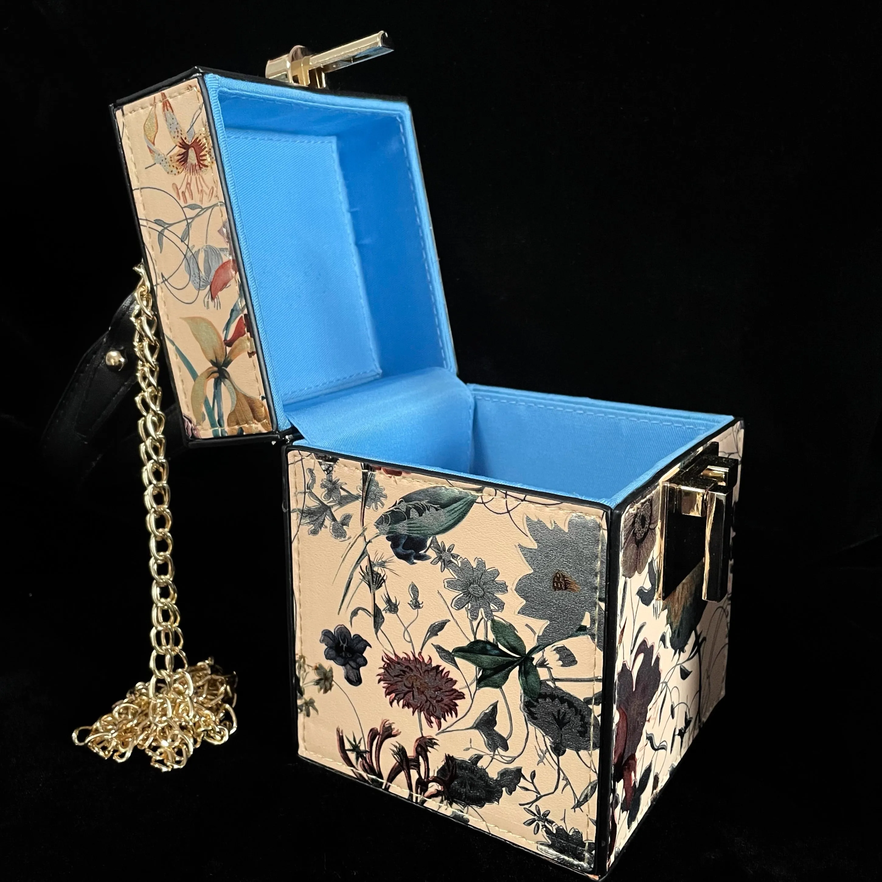 90s STYLE BOX BAG WITH GOLD FITTINGS.