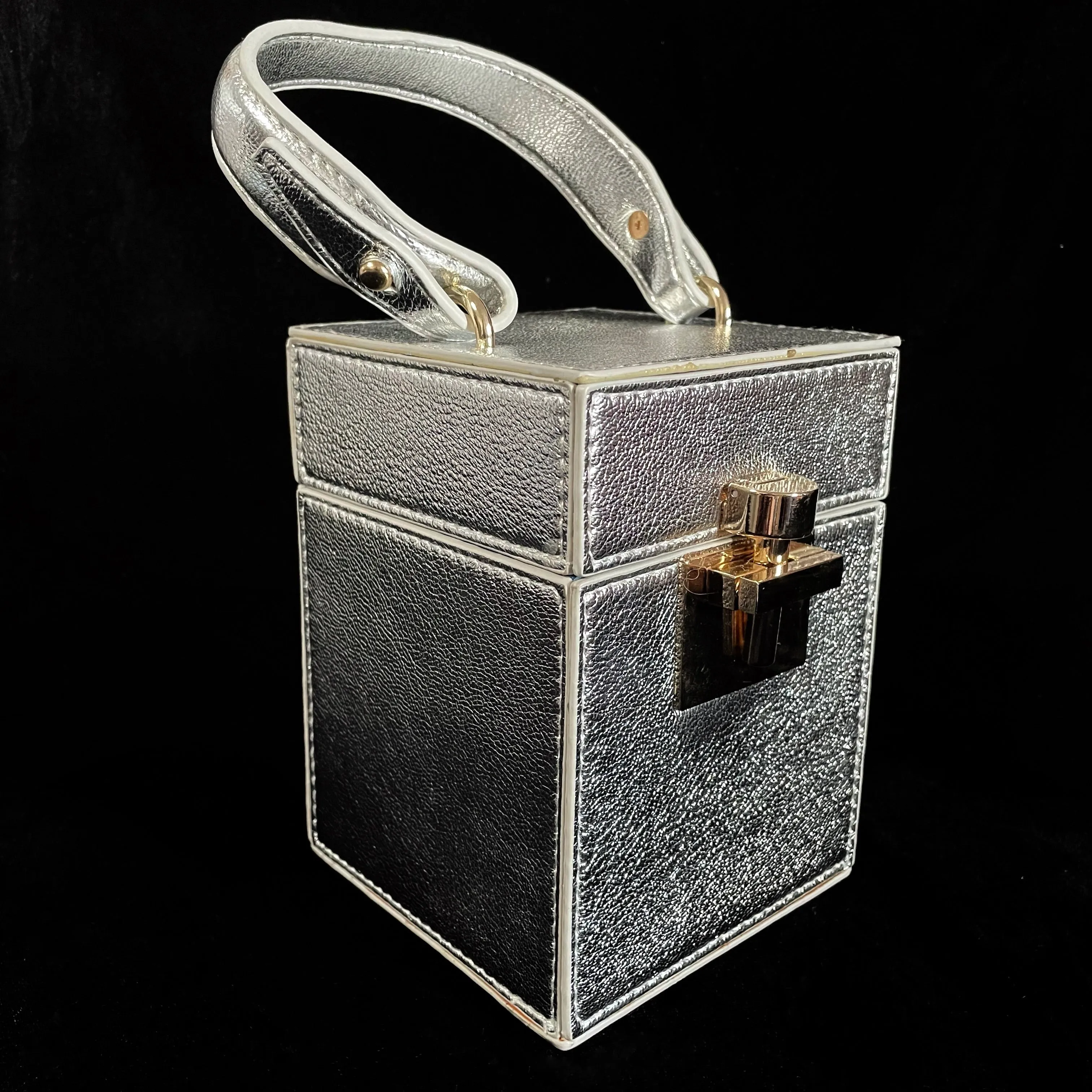 90s STYLE BOX BAG WITH GOLD FITTINGS.