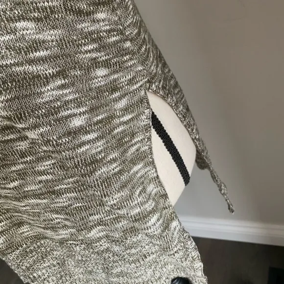 Miami Taupe Front Keyhole Sweater Size M