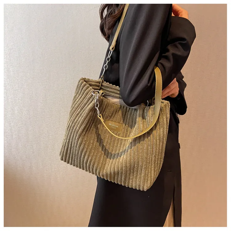 Rowy™ | Teddy bag with chain shoulder strap