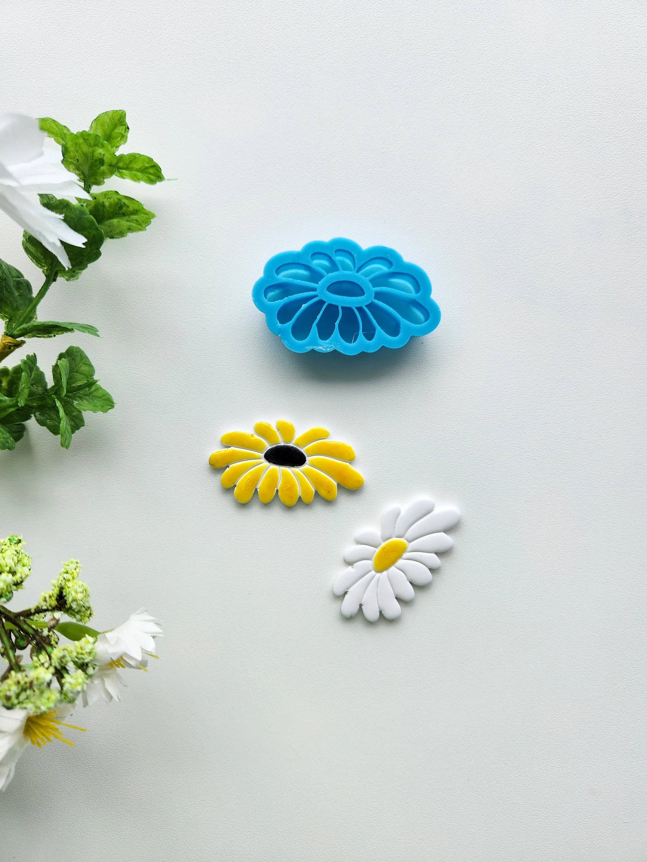 Tilted Daisy XL | Floral Polymer Clay Cutter